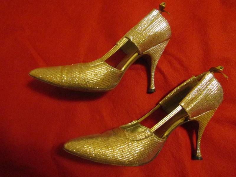 Jetzt Im Verkauf - 1960 Damen Gold Lahme Pointy Toe Pumps Von J.miller Schuhe Für I. Magnin & Co Größe 6 Aa von Jellajeans
