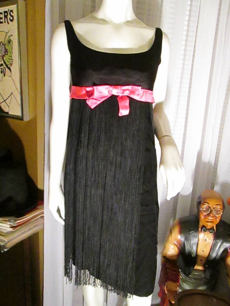 Vintage Damen Ärmelloses Schwarzes Fransenkleid Von Chosak's - No Size Tag von Jellajeans