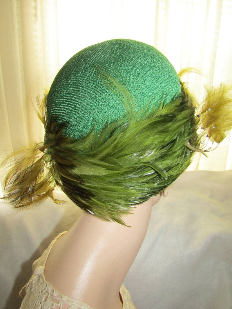 Vintage Damen Feathered Grün Head Topper Hut Von Der Designerin Dora Perkins Handgefertigt von Jellajeans
