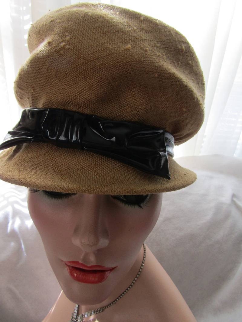 Vintage Damen Gold Head Topper Kleiner Leinen Hut Mit Blk Patent Bow Band Von "Junior B" von Jellajeans