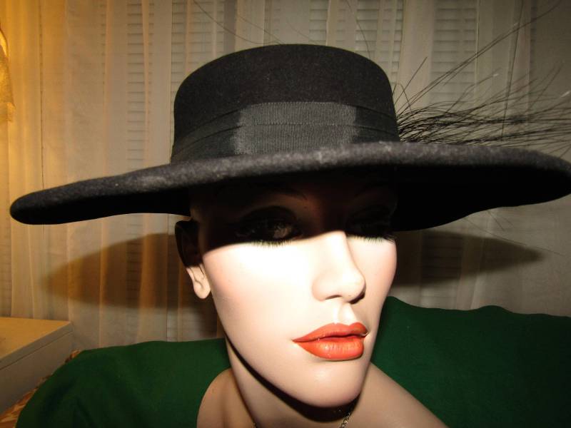 Vintage Damen Schwarz Wolle Hut Mit Breiter Krempe Und Seitlichen Federn Von Mr John von Jellajeans