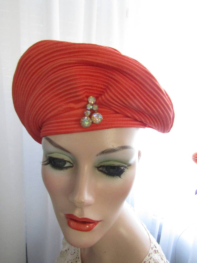 Vintage Damen Seide Tangerine Beret Mit Strass Brosche Von Kama's von Jellajeans