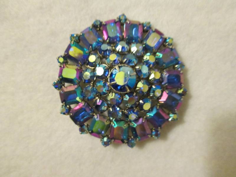 Vintage Runde Blaue Irisierende Glasstein Brosche von Jellajeans