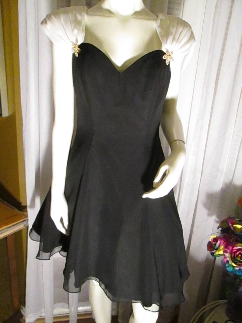 Vintage Schwarz/Weisses Cocktailkleid Mit Angenähten Weißen Schärpen Von Tadashi - Größe 8 von Jellajeans