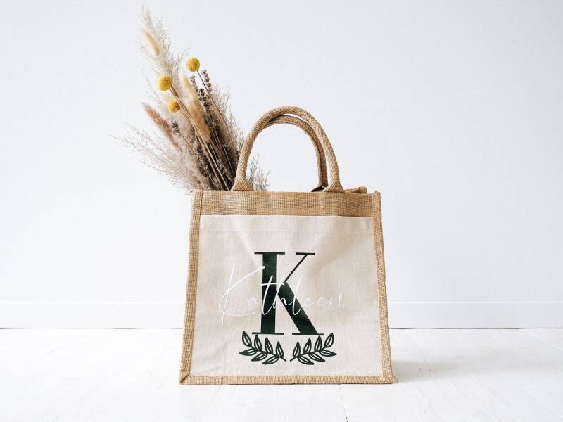 Jute Tasche Mit Initialen Und Seitenfach | Geschenk Zum Muttertag Oder Trauzeugin Brautparty Abschiedsgeschenk Lehrer Erzieher von JelliesDesign