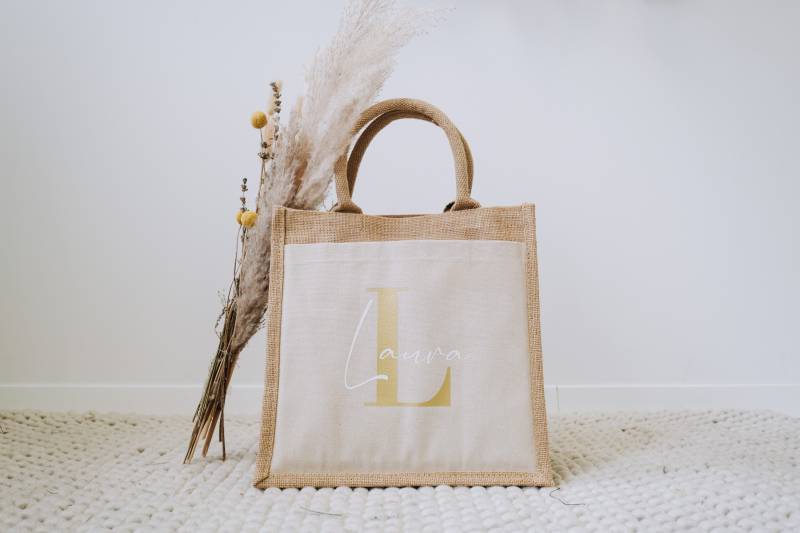 Jutetasche Personalisiert Mit Monogramm Und Seitenfach | Geschenkidee Muttertag Trauzeugin Brautparty Abschied Lehrer Erzieher von JelliesDesign