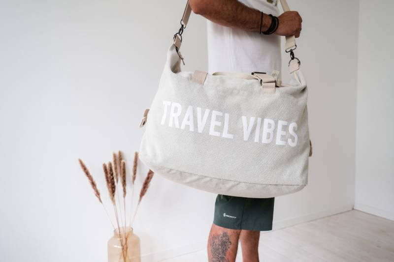 Personalisierte Reisetasche "Travel Vibes" | Weekender Mit Leitspruch Geschenkidee Persönlichem Spruch von JelliesDesign