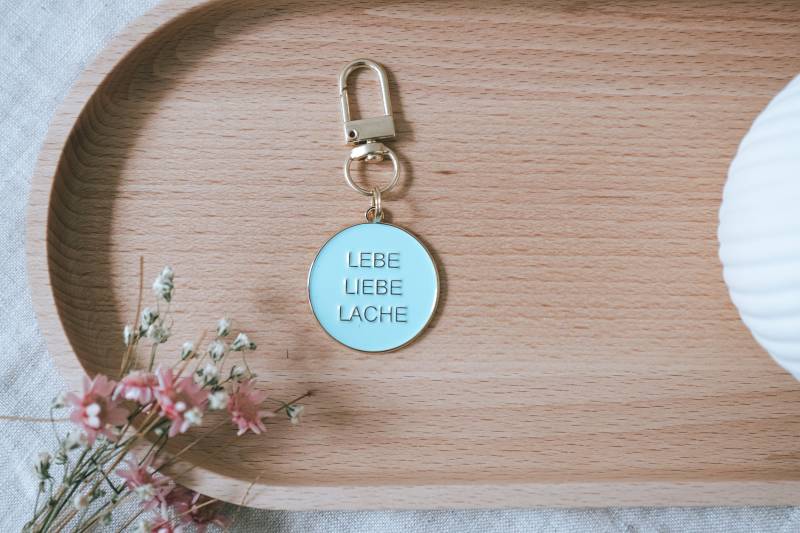 Schlüsselanhänger "Lebe Liebe Lache" Aus Metall in Türkis Und Gold von JelliesDesign