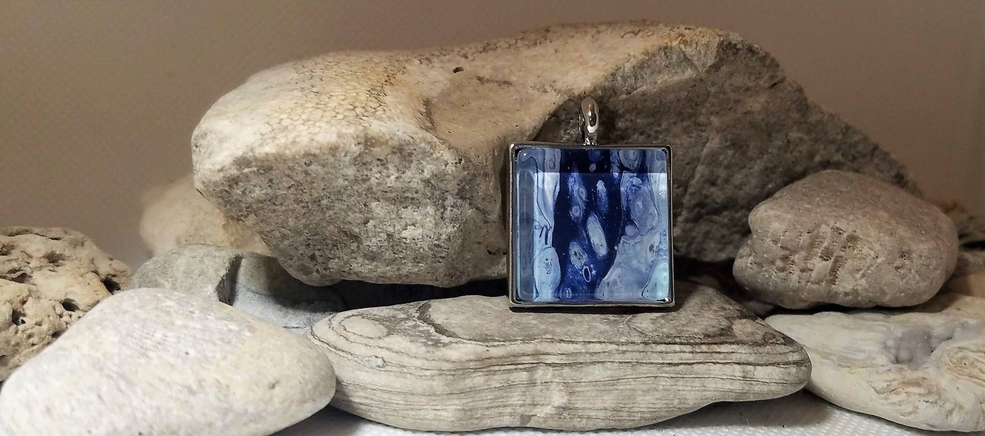 Blauer Fluid Art Cabochon Anhänger Blauer Fluid Art Cabochon Anhänger von JellyBeansArtistry