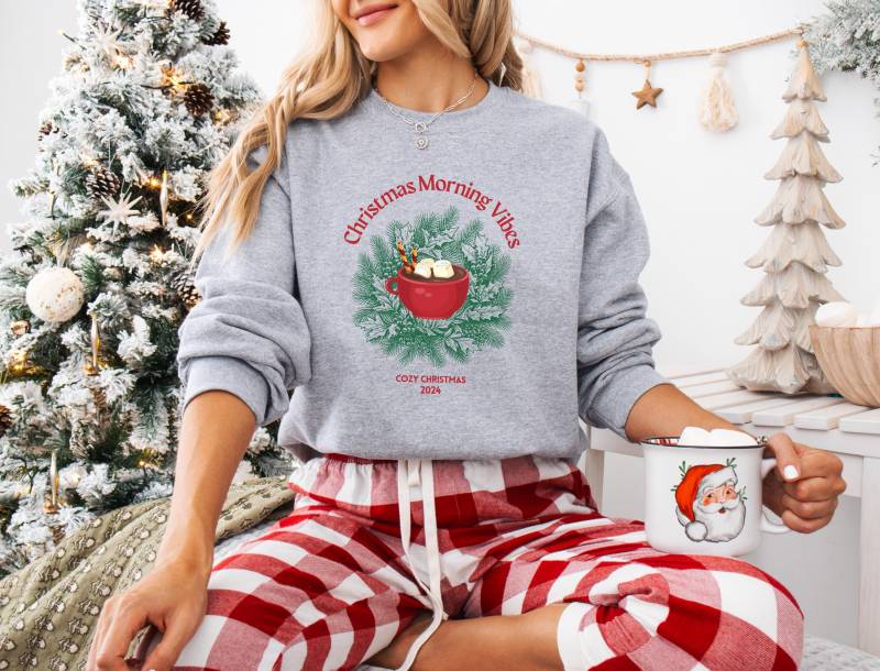 Christmas Morning Vibes Weihnachtssweatshirt;sweatshirt Für Weihnachtsmorgen;weihnachtssweatshirt Mit Tasse Heißem Kakao;hot Chocolate Vibes von JellyFishShopDesigns