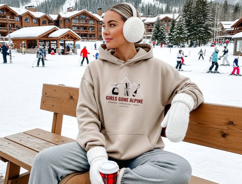 Girls Gone Alpine Hoodie, Winter Party Hoodie, Hüttengaudi Hoodie, Geschenkidee Ski , Mädelstour, Girls Trip Hoodie, Ski Pullover Freundinnentrip von JellyFishShopDesigns