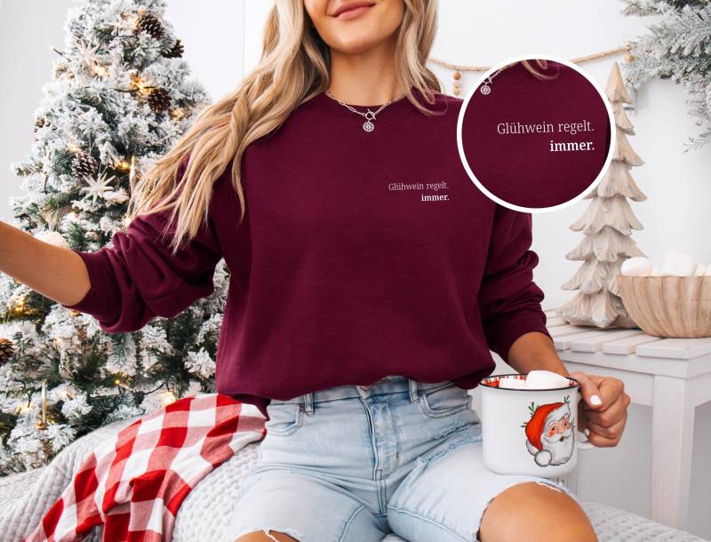 Glühwein Pullover Damen & Herren - Lustiger Weihnachtspullover Mit Spruch „Glühwein Regelt. Immer." | Weihnachtsmarkt Outfit Geschenkidee von JellyFishShopDesigns