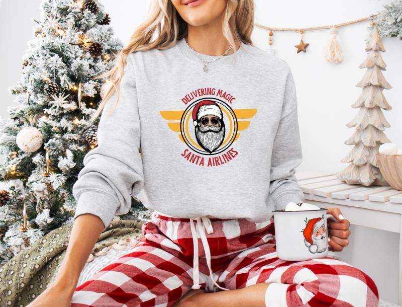 Weihnachtspullover Delivering Magic - Santa Airlines Christmas Sweater Unisex | Lustiger Pullover Damen & Herren Geschenkidee von JellyFishShopDesigns