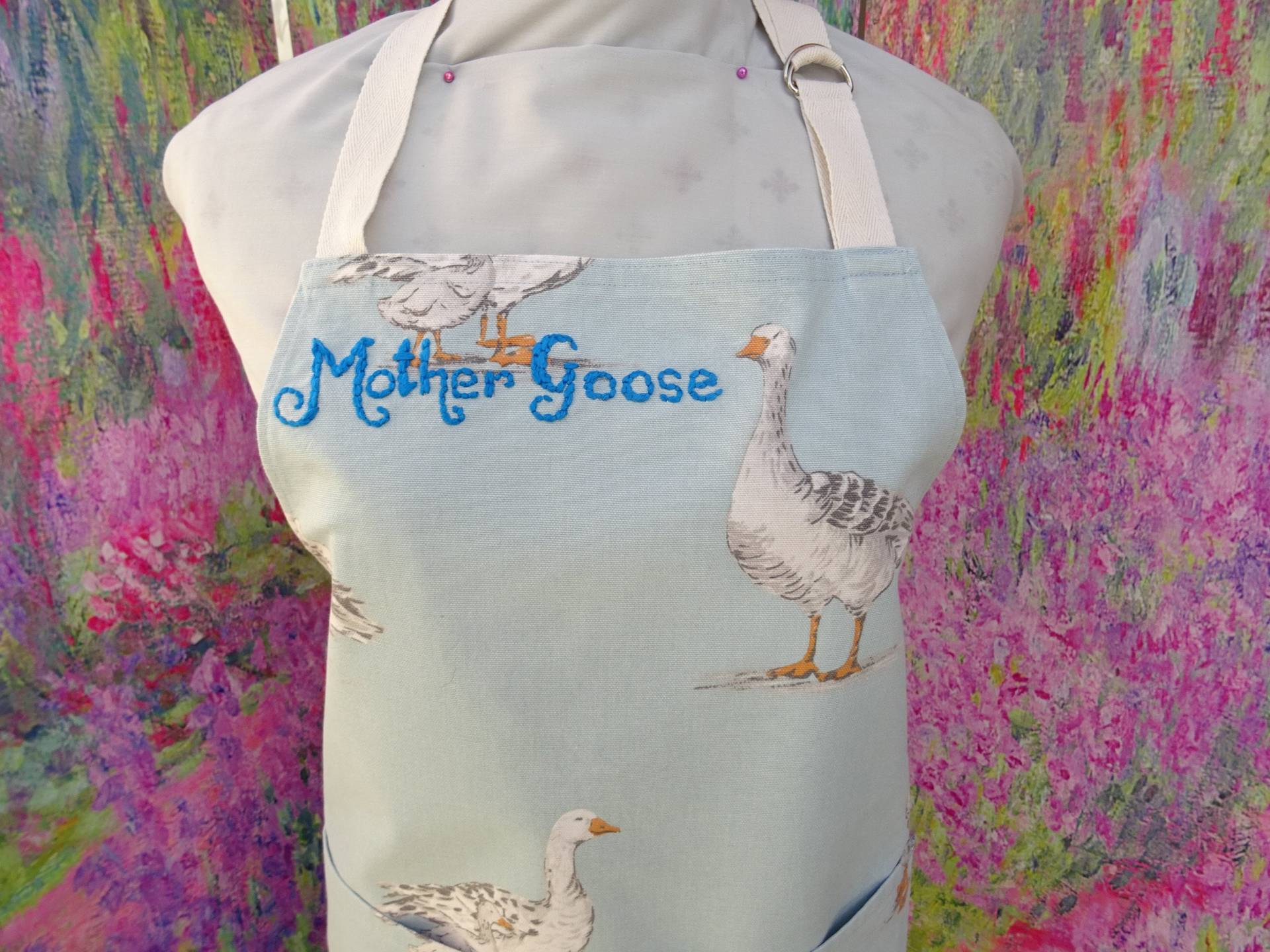 Gänseschürze Mit/Ohne Tasche , Mit Oder Ohne Verstellbaren Halsband. Handgestickter Name. Erhältlich in Blau Salbeigrün von Jelubee