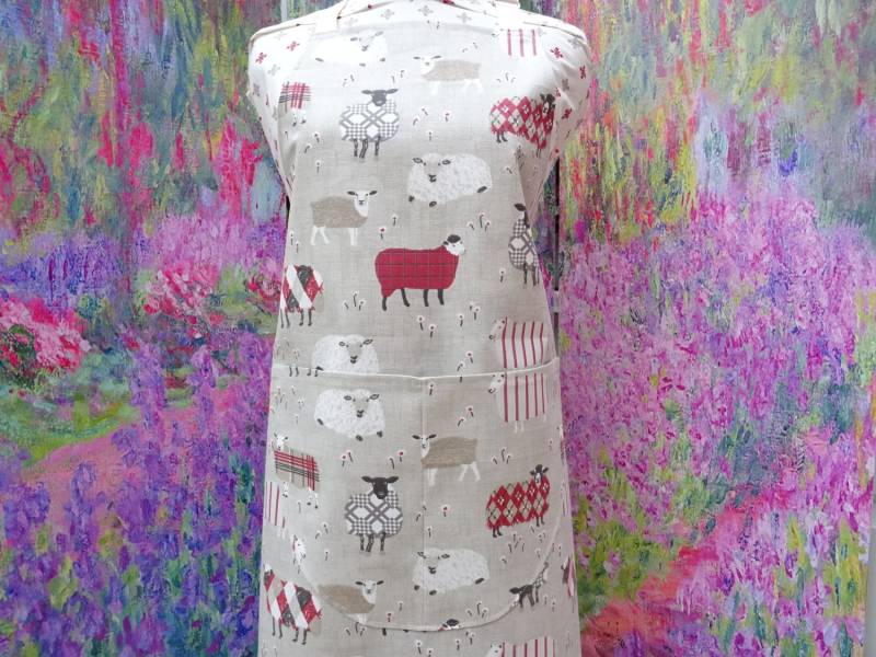 Schäfchen Schürze Ohne Tasche, Mit Oder Verstellbarem Halsband. Handgestickter Name Option Uk von Jelubee