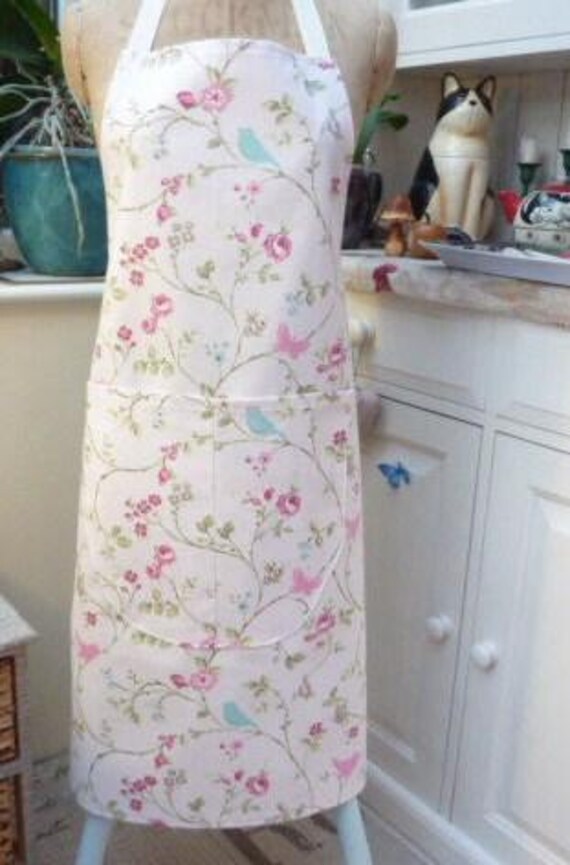 Vogelschürze Mit/Ohne Tasche Weiß Mit Oder Ohne Verstellbarem Halsband. Handgestickter Name Option Uk Vogelschürze Mit/Ohne Tasche Weiß Mit Oder Ohne Verstellbarem Halsband. Handgestickter Name Option Uk von Jelubee