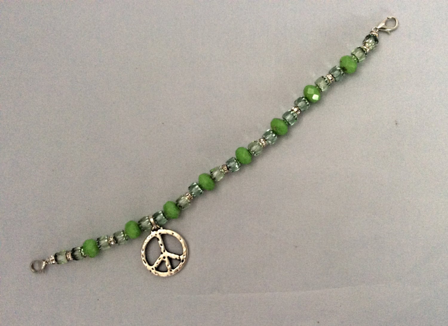 Grünes Peace Stapelarmband - Bic-139 von JemCircles