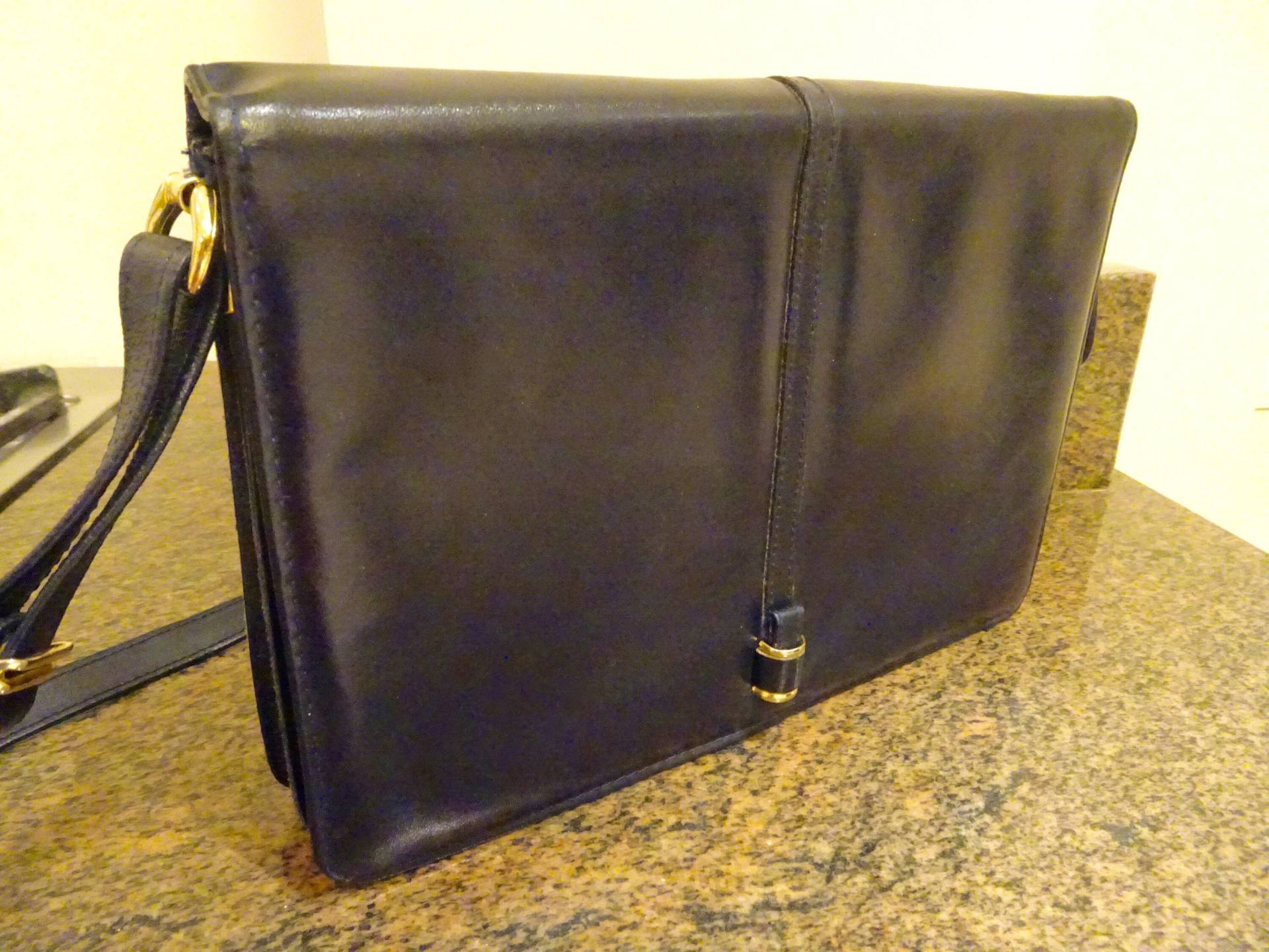 Vintage 1970Er Navy Leder Schultertasche Made in England By "Elgee' - Lovely von JemimaVintage