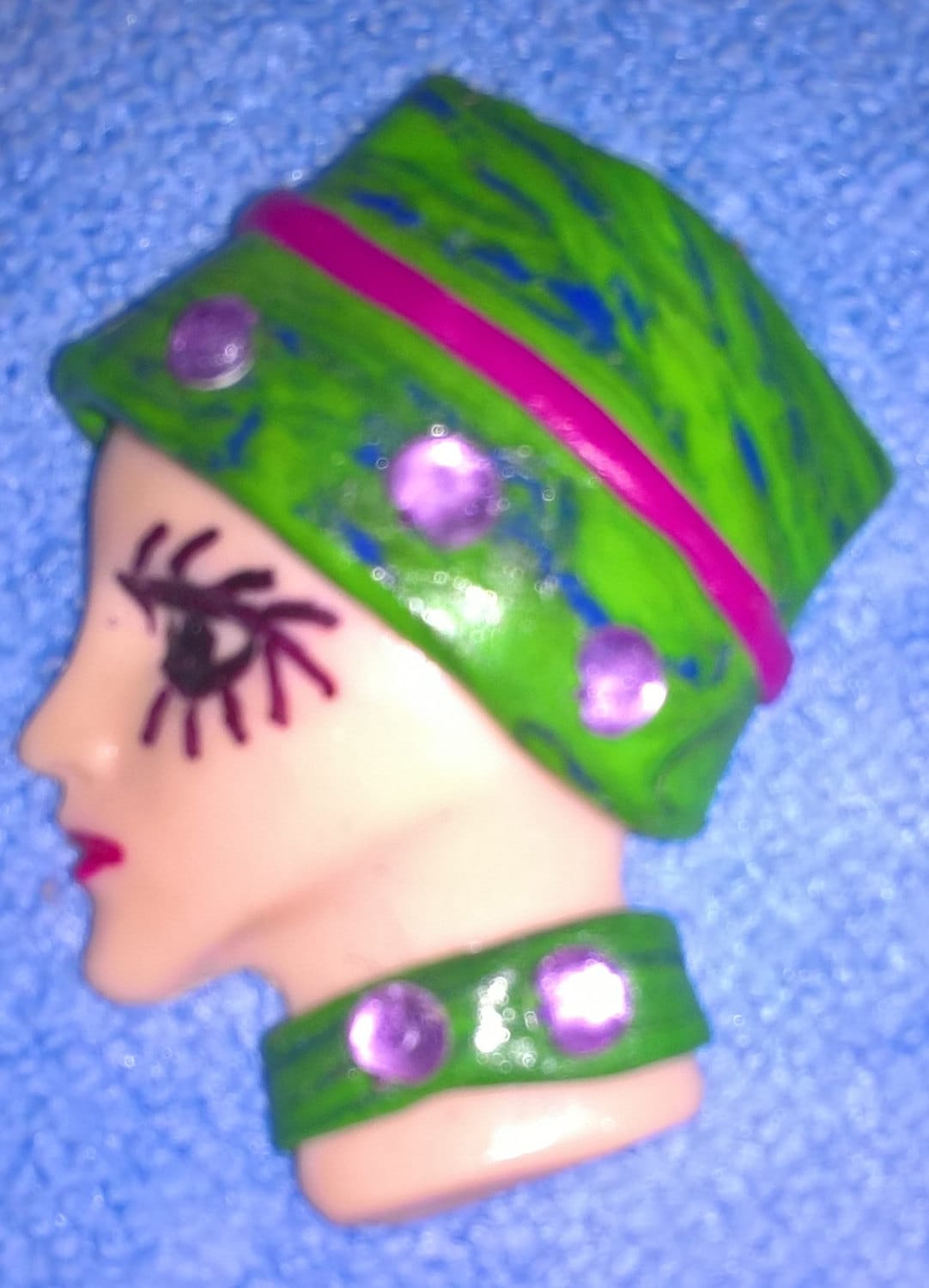 Seite Nach Lady Face Brosche Mit Windung Grünen Hut von Jemmanda