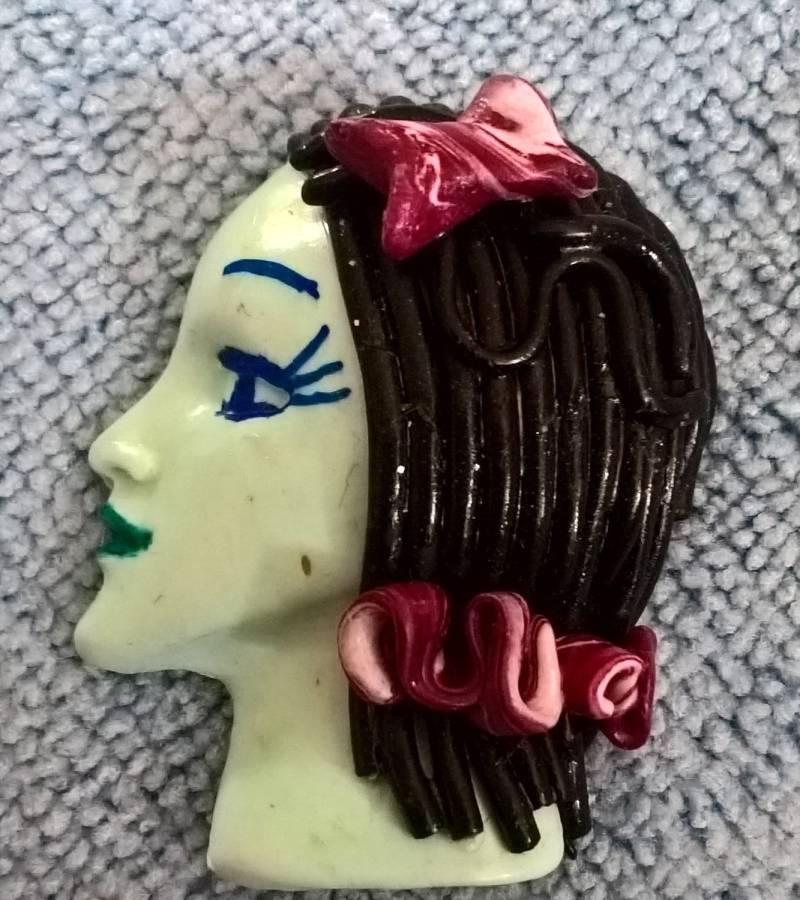 Seitliche Damen Brosche Mit Blauer Haut Und Blauem Haar Design von Jemmanda