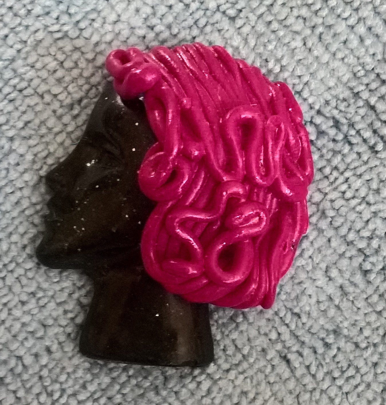 Seitliche Damen Brosche Mit Dunkelblauer Sparkle Haut von Jemmanda