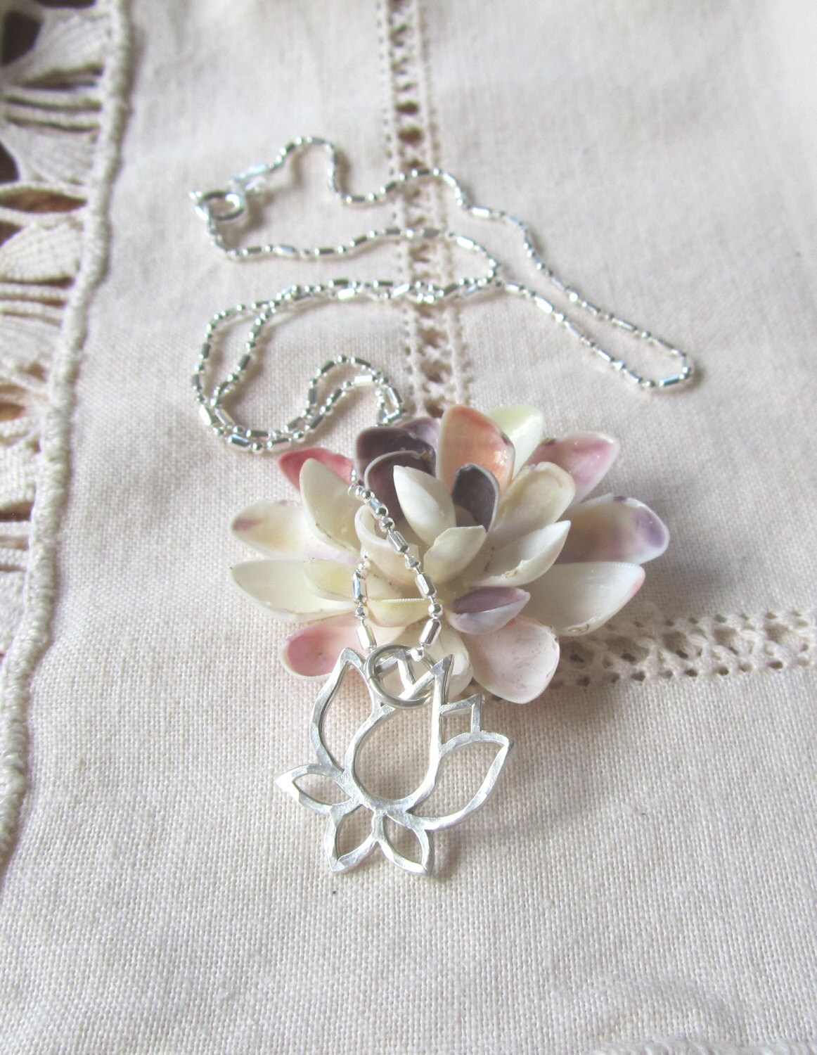 Gehämmerte Sterling Silber Lotus Halskette Yoga Schmuck von JemsbyJoan