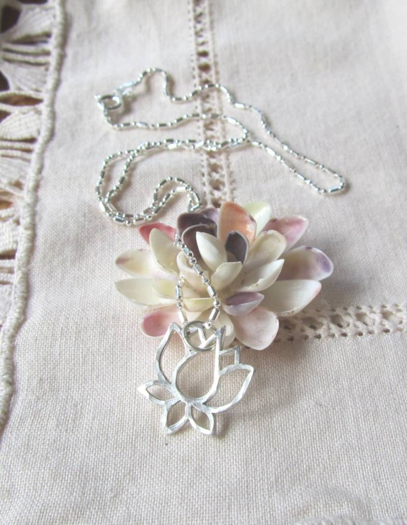 Gehämmerte Sterling Silber Lotus Halskette Yoga Schmuck Gehämmerte Sterling Silber Lotus Halskette Yoga Schmuck von JemsbyJoan