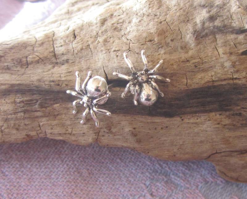 Kleine Sterling Silber Spinne Ohrstecker Halloween Schmuck Kleine Sterling Silber Spinne Ohrstecker Halloween Schmuck von JemsbyJoan