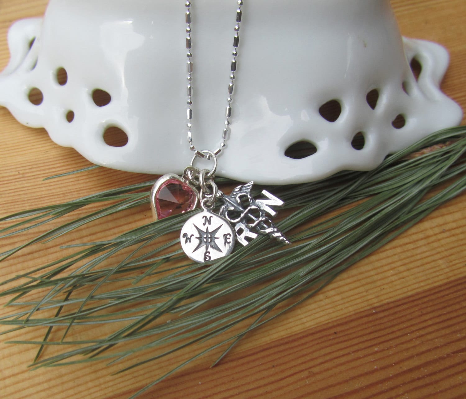 Travel Nurse Halskette Sterling Silber Rn, Kompass, Swarovski Herz von JemsbyJoan