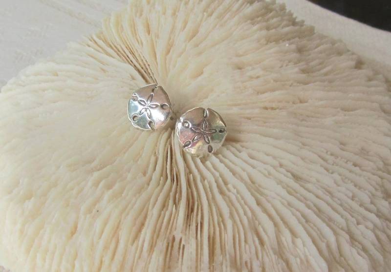 Kleine Sterling Silber Sand Dollar Ohrstecker Sommerlicher Strand Schmuck von JemsbyJoan