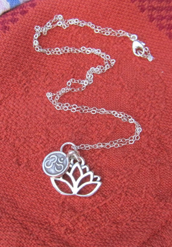 Yogakette Aus 925Er Silber Lotus Und Ohm Anhänger Yogakette Aus 925Er Silber Lotus Und Ohm Anhänger von JemsbyJoan