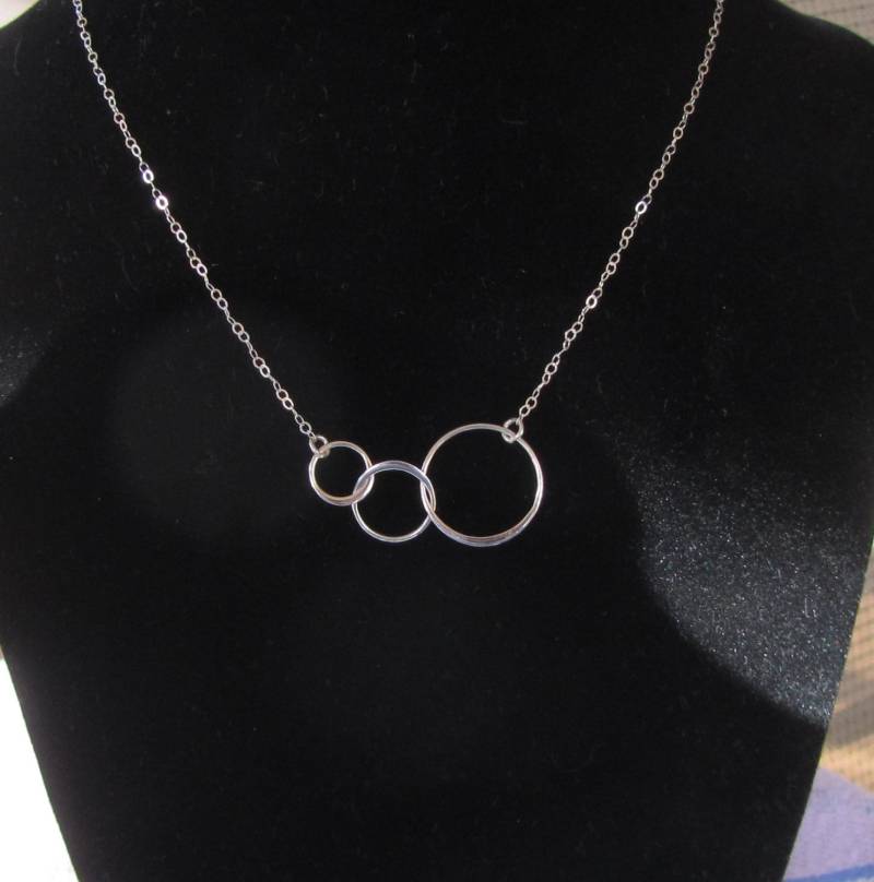 sterling Silber Drei-Ring-Halskette Familienkreis Anhänger sterling Silber Drei-Ring-Halskette Familienkreis Anhänger von JemsbyJoan