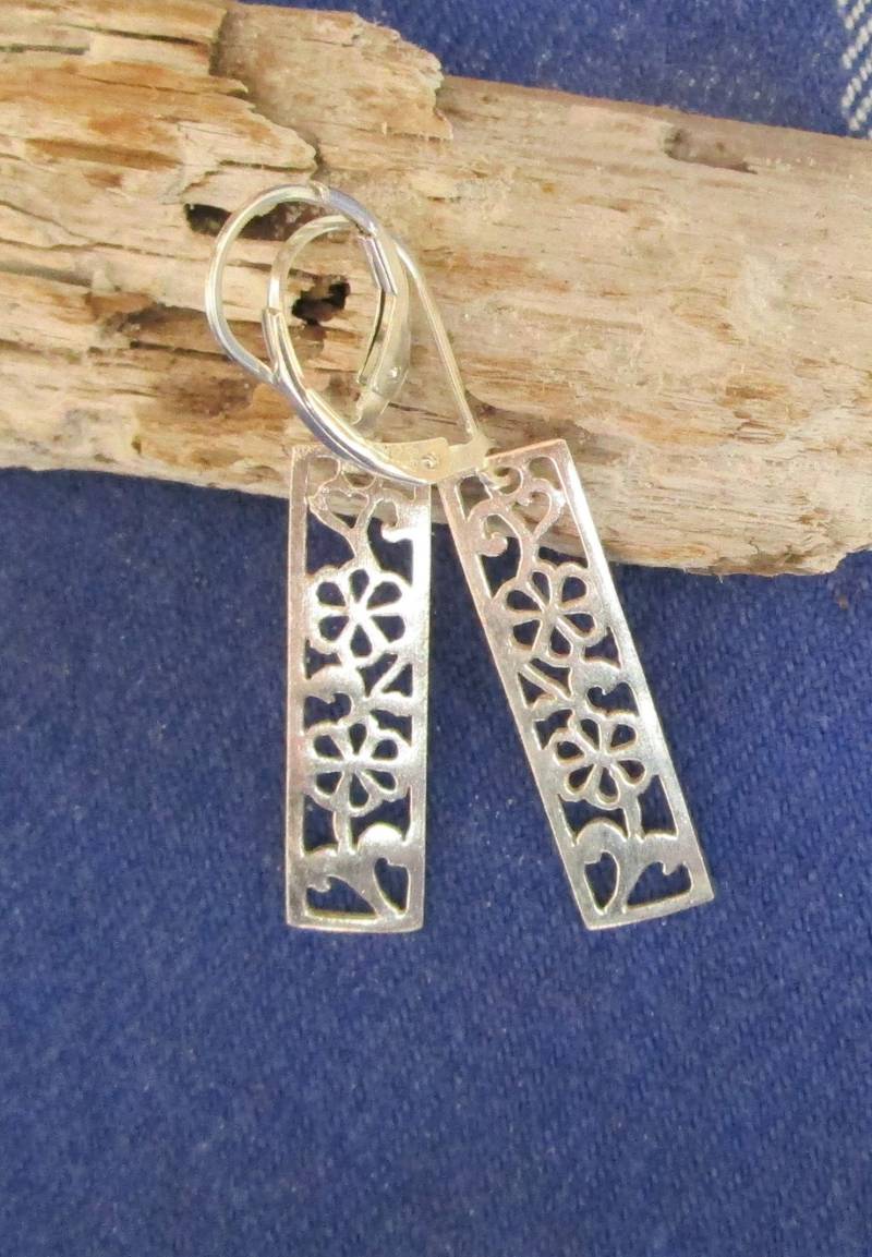 sterling Silber Ohrringe Mit Blumenausschnitt Leichte Rechteckige Anhänger sterling Silber Ohrringe Mit Blumenausschnitt Leichte Rechteckige Anhänger von JemsbyJoan