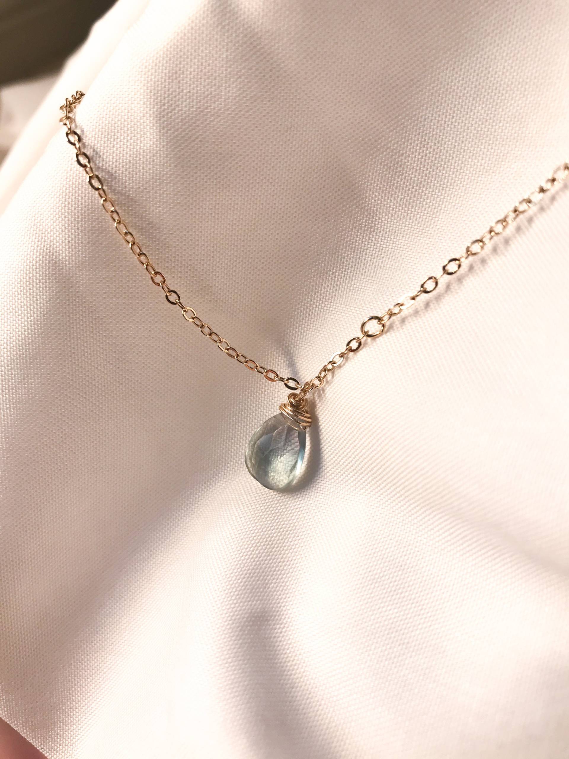 Minty Grün Fluorit Teardrop 14K Gold-Filled Anhänger Halskette, Zierliche Kette Schmuck, Facettierten Edelstein Kristall Halskette von JemuziJewelry