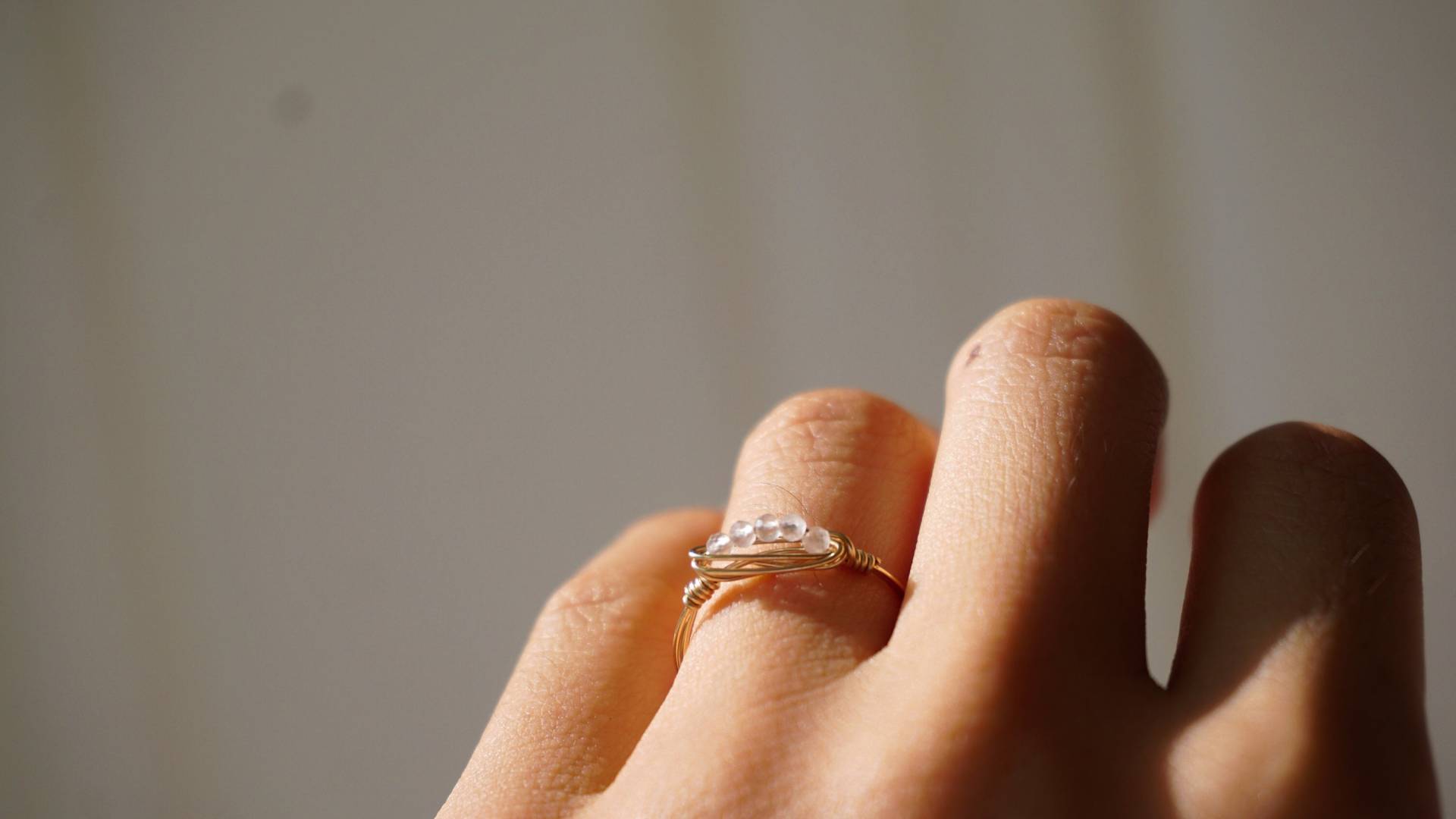 Super Tiny & Zierlicher Rosenquarz 14K Gold Filled Ring, 14K Fill Wire Wrap Boho Simple Minimalismus Ring von JemuziJewelry