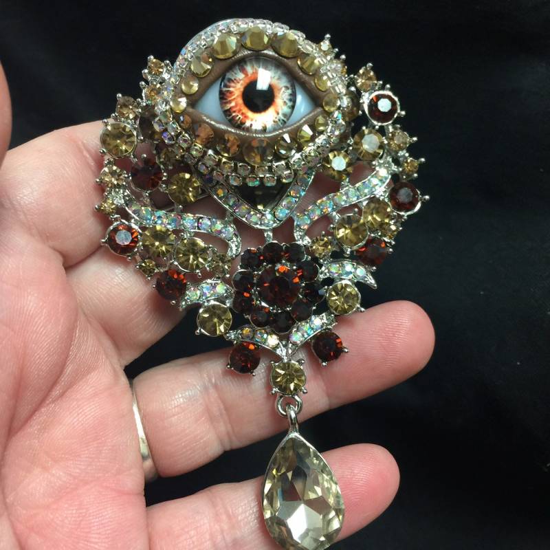 Gold - Und Bernsteintöne Vintage Verzierter Stil Augapfel Kunst Brosche Mit Handgefertigter Bernstein Glas Iris Hand Platzierten Strasssteinen von JenBurnsArt