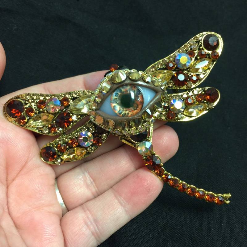 Libelle Goldene Und Bernsteinfarbene Augapfel-Kunst-Brosche Mit Handgemachter Bernsteinfarbener Glas-Iris Hand Platzierten Strasssteinen Auch Eine von JenBurnsArt