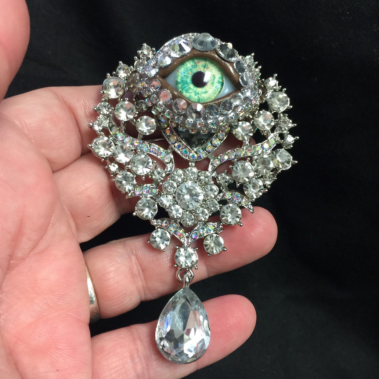 Schillernde Vintage Eyeball Brosche Aus Kristallglas Mit Handgefertigter Iris Grünem Glas Und Strasssteinen von JenBurnsArt