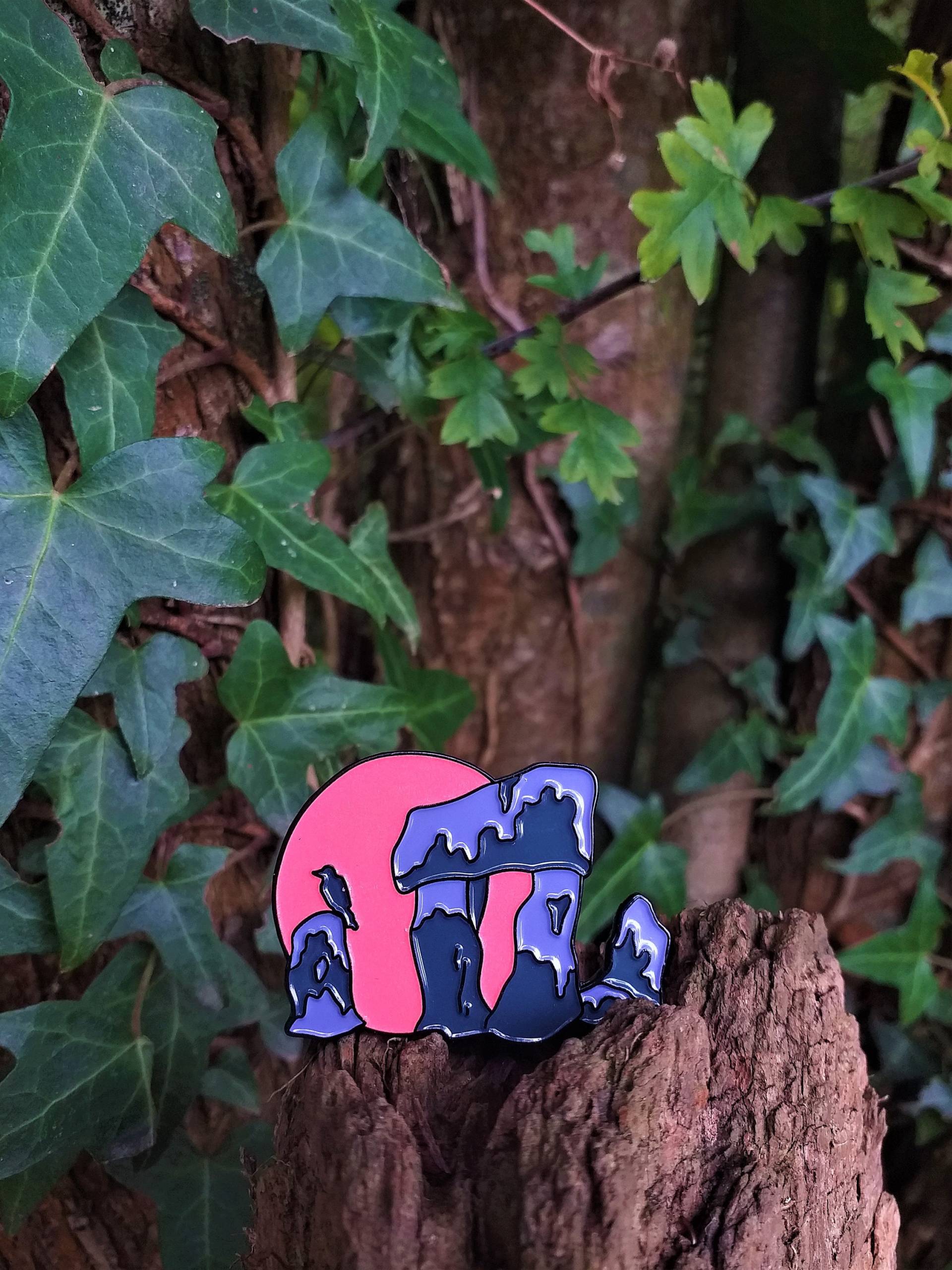Standing Stones Raven Emaille Pin Glow in The Dark Solstice Badge von JenGreneIllustration