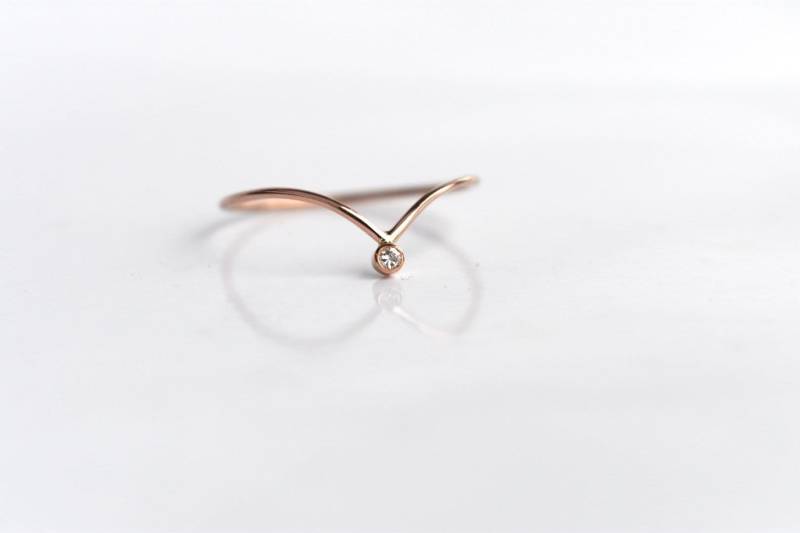 14K Rose Gold Chevron Winziger Diamantring Mit Dünnem Band, Diamantstapelband, Spitzer Diamantring, Dünner Ehering, Einfacher Ehering von JenHoughDesigns