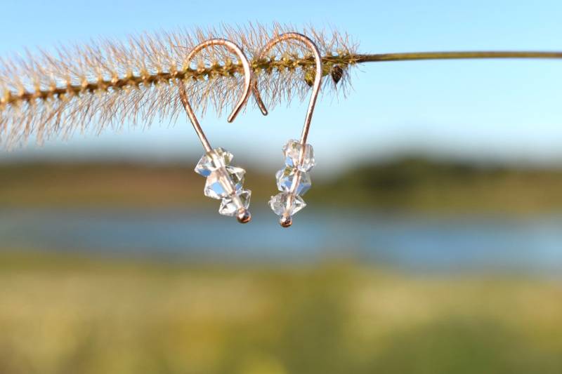 Kleine Twist On Creolen Mit Herkimer Diamanten, 14K Gold Ohrringe, Ohrringe von JenHoughDesigns