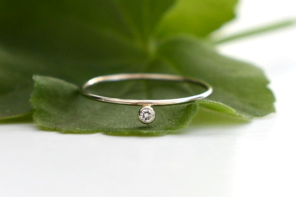 Offset Tiny Diamond Ring in 14K Gold, Solides Goldband Mit Winzigem Diamant, Perfekter Winziger Stapelring, Diamantstapelband von JenHoughDesigns