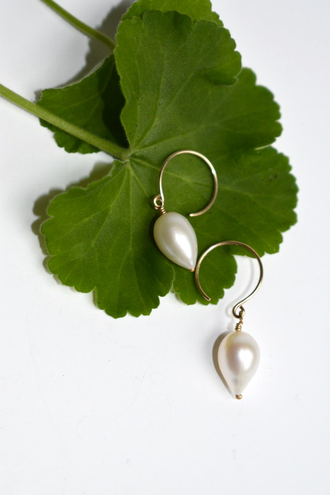 Weiße Perlen in Birnenform Ohrhänger 14K Gelbgold von JenHoughDesigns