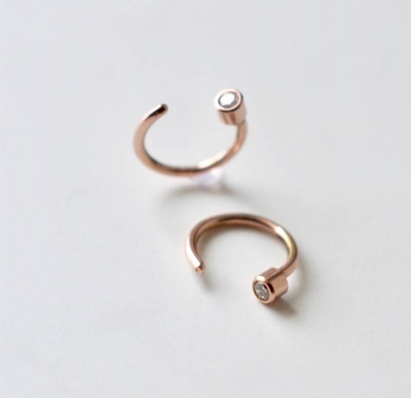 Winzige 14K Rose Gold Diamant Tiny Hoops, Huggy Ohrringe, Ohrläppchen Hugger Loop Ohrringe von JenHoughDesigns