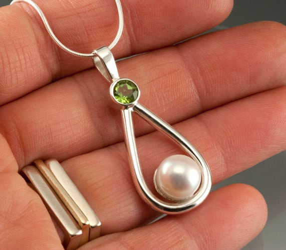 Geniune Süßwasser Knopf Perle Und Peridot Sterling Silber Anhänger Tropfen von JenLawlerDesigns