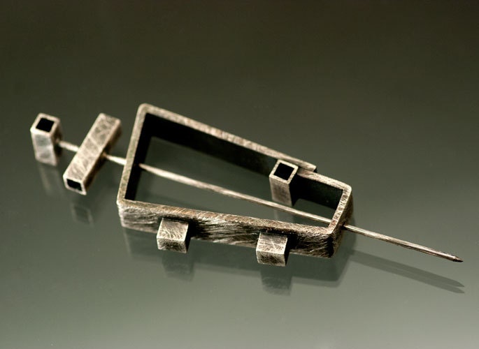 Industrielle Geschwärzt Überlappt Trapez Brosche Und Anhänger, Rustikale Halskette, Ein Von Einer Art, Bereit Zu Versenden von JenLawlerDesigns