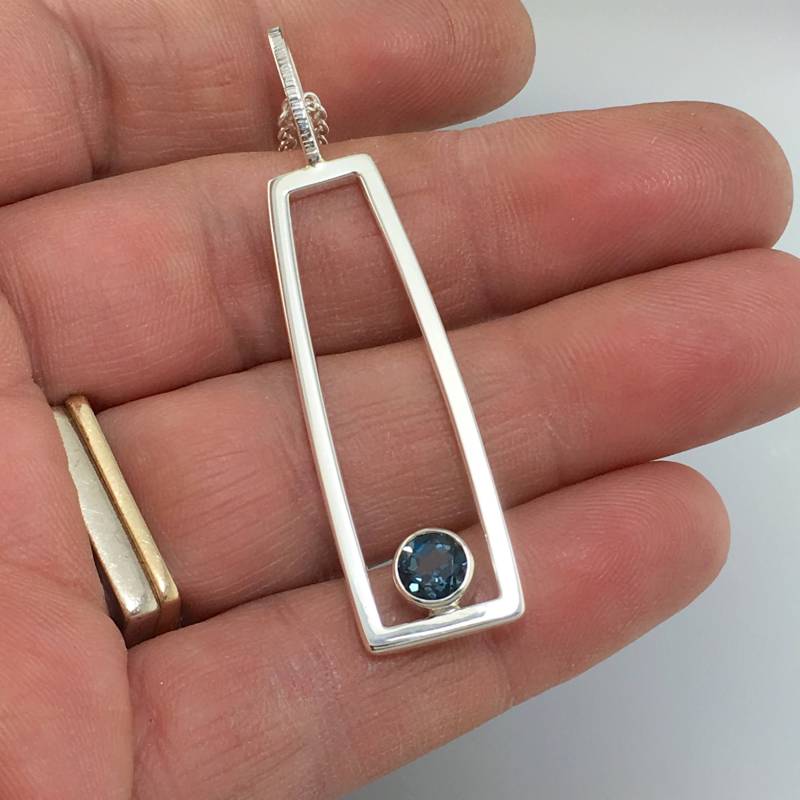 Lange Sterling Silber Rechteck Blautopas Anhänger Hängen Von Einer Kette. Weitere Edelsteine Sind in Diesem Design Erhältlich von JenLawlerDesigns