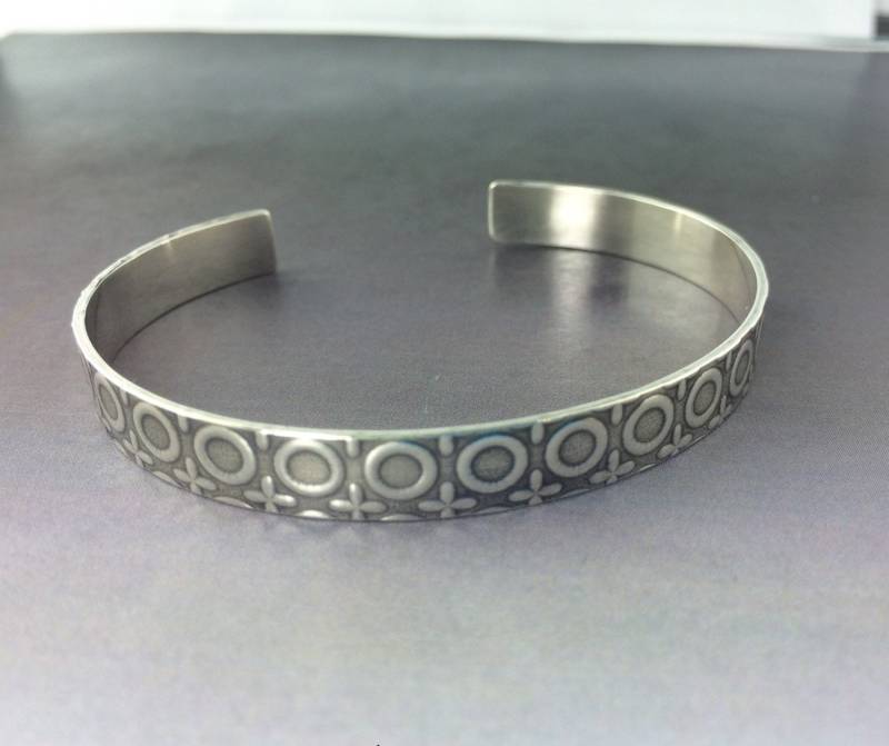 Manschettenarmband Silber Gemustert Kreise Manschette Armband, Auf Bestellung, Leichtes Mann Oder Frau Armband von JenLawlerDesigns