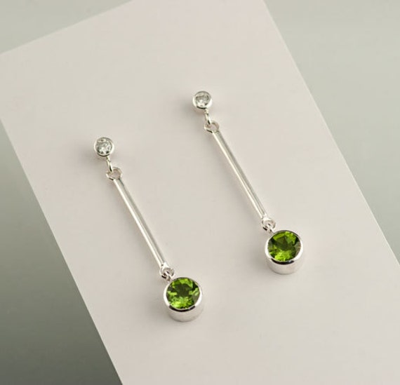 Moderne Peridot Und Moissanit Sterling Silber Ohrhänger, Geburtsstein Ohrringe, Hochzeit Diamant Wie Ohrringe von JenLawlerDesigns