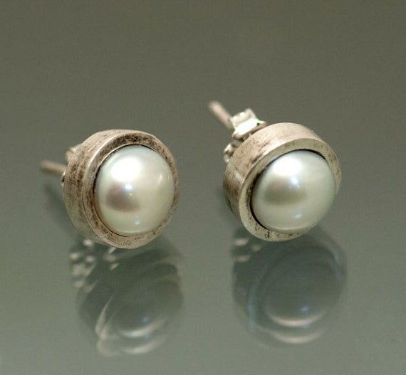 Moderne Weiße Perle Sterling Silber Ohrstecker, Geschwärzt Gebürstet, 3/8" in Größe von JenLawlerDesigns